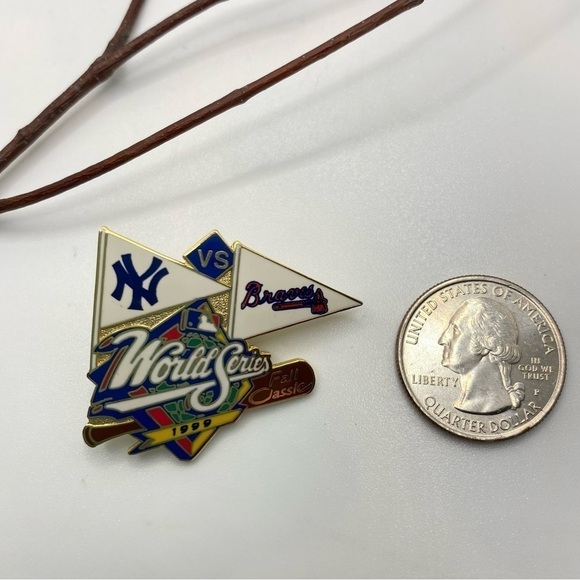 NY Yankees VS. Atlanta Braves 1996 World Series Commemorative Collectable Pin - Picture 4 of 6